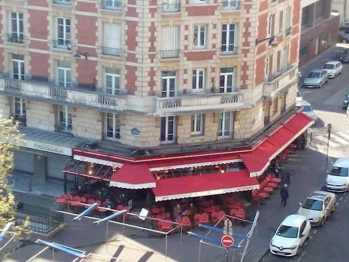 Central Paris Emplacement Exceptionnel Nid Coquet Tout Equipe Salle De Bains Wc Vue Paris Climatisation Ascenseur Francia