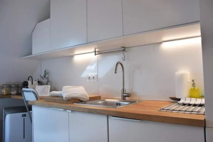 Central Paris Emplacement Exceptionnel Nid Coquet Tout Equipe Salle De Bains Wc Vue Paris Climatisation Ascenseur 0*,