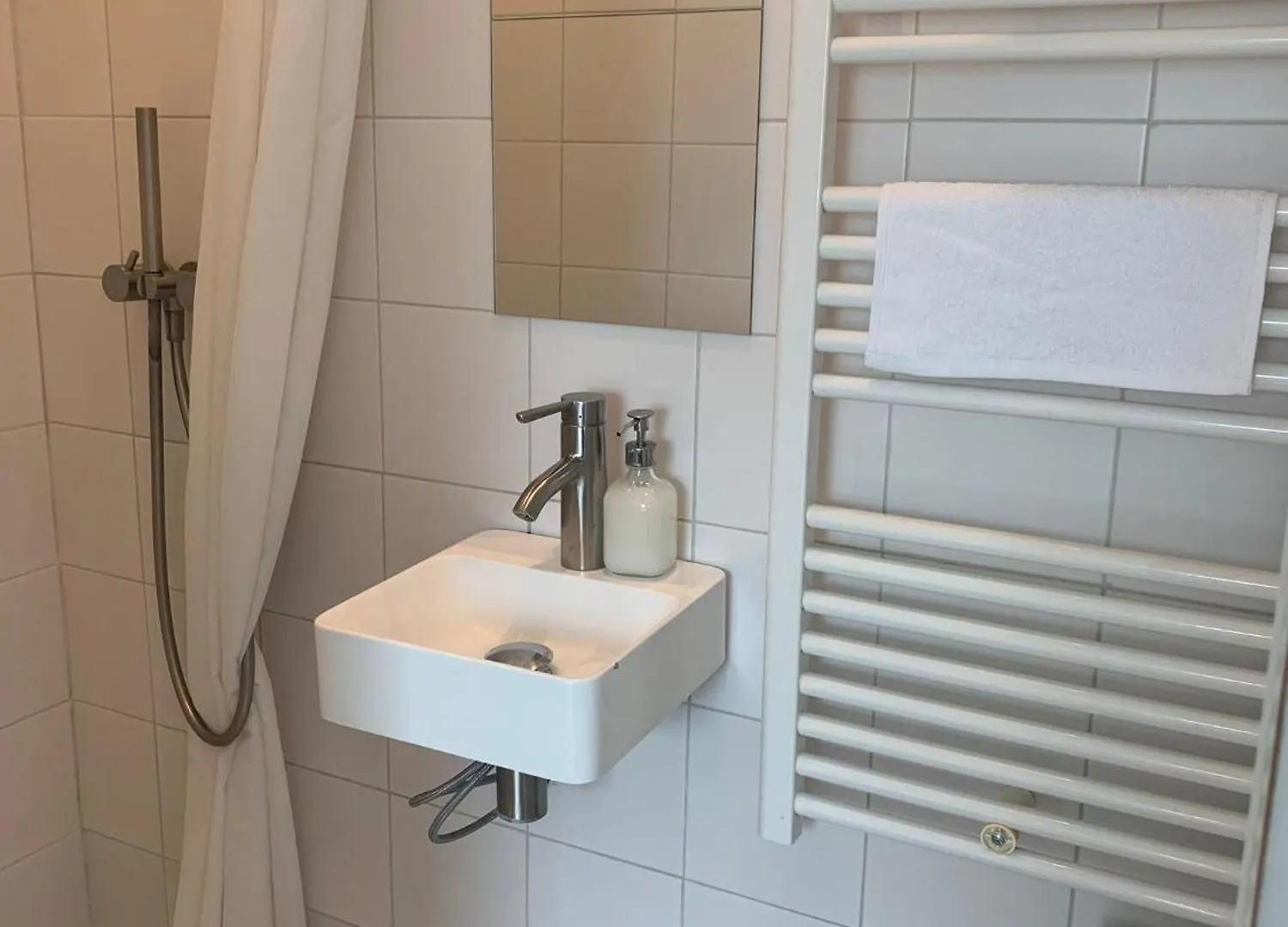 Central Paris Emplacement Exceptionnel Nid Coquet Tout Equipe Salle De Bains Wc Vue Paris Climatisation Ascenseur
