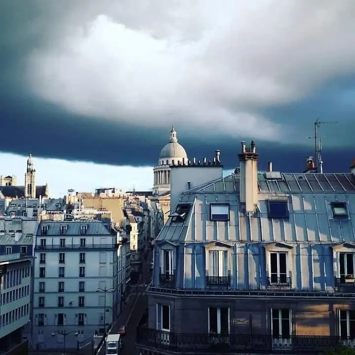 Central Paris Emplacement Exceptionnel Nid Coquet Tout Equipe Salle De Bains Wc Vue Paris Climatisation Ascenseur location